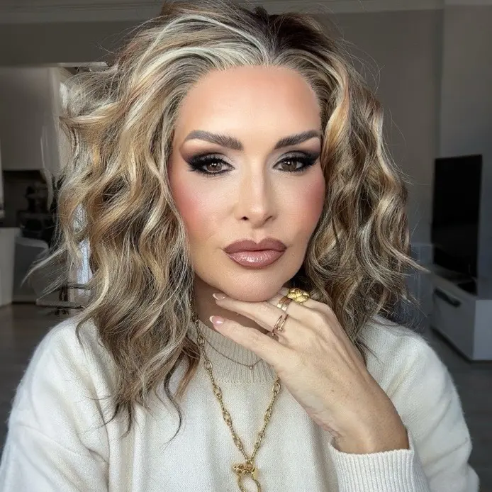 IMstyle Amber New Money Canyon Calico Honey & Caramel Blonde Ash Brown Short Wavy Curly Hairstyle Free Parting Glueless 13*4 Lace Front Wigs Heat Friendly Synthetic Wig for Women Daily Wear