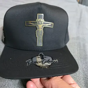 Gorra  cruz cristo color abscura visera virgen  debajo a color marca franco cabazzi