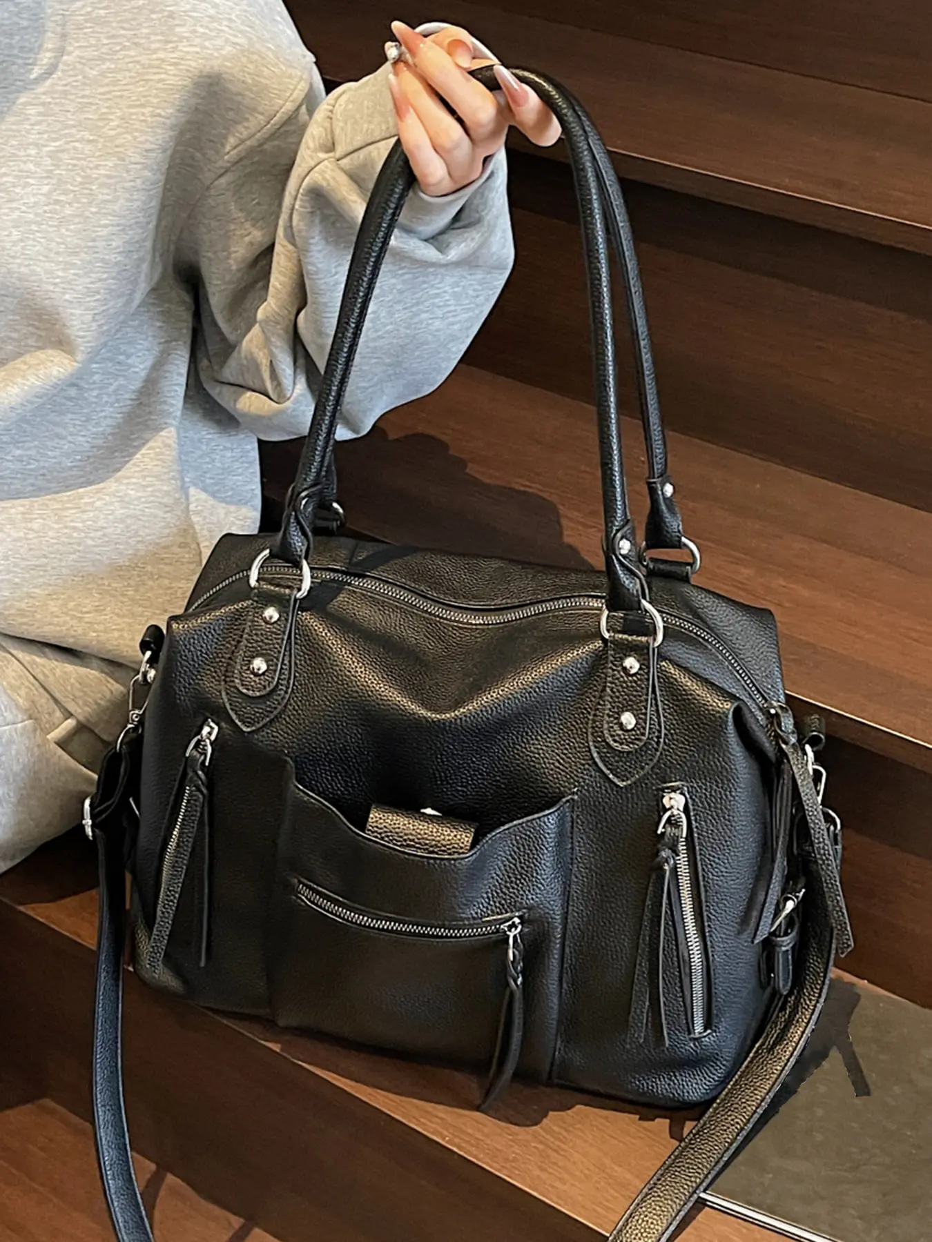 Retro women's tote bag, stylish commuter messenger bag, shoulder messenger bag, fashionable shoulder tote bag, commuter bag, Fashionable bags, suitable for daily commuting, short trips