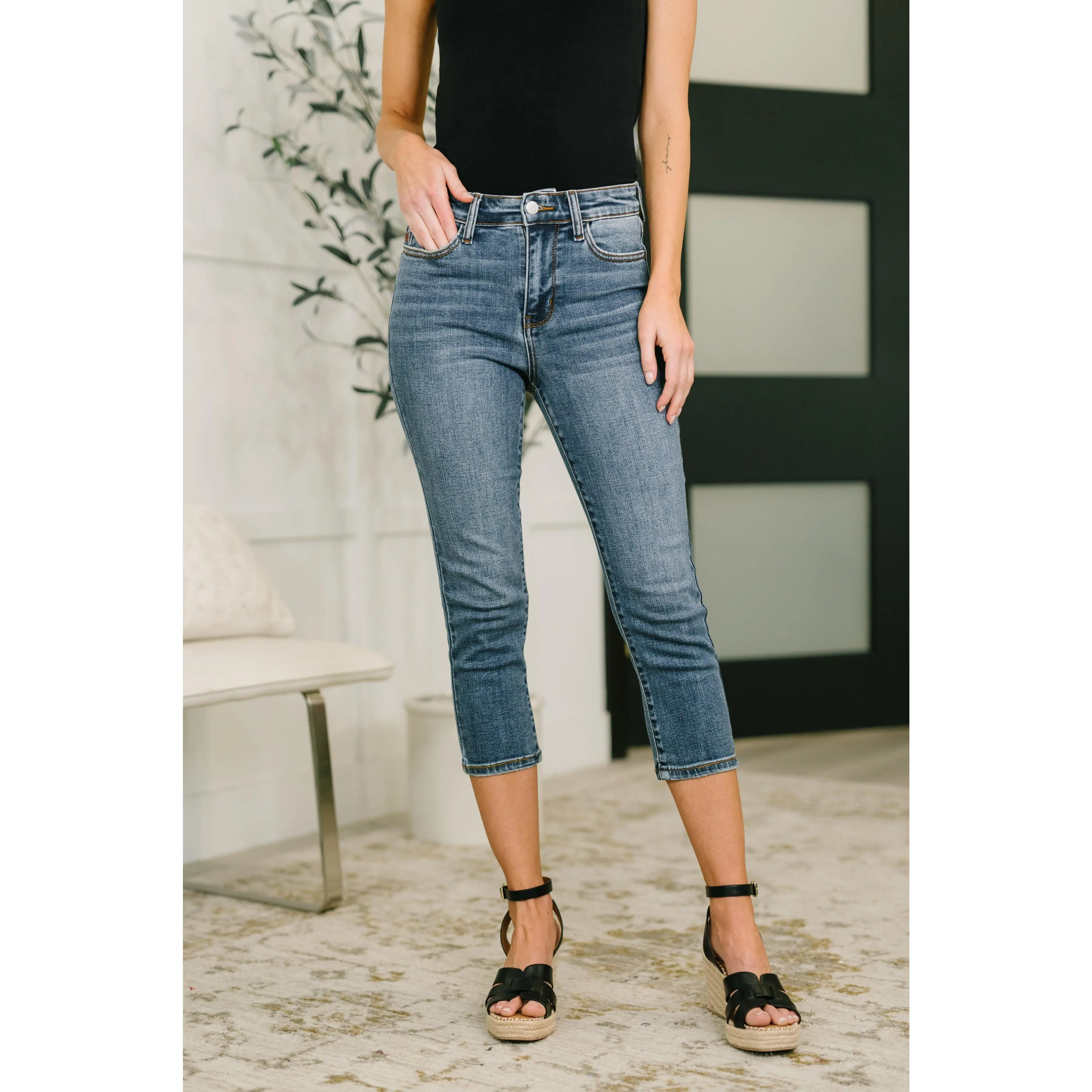 Judy Blue Mid Rise Skinny Capri Jeans 72122, Non Distressed Stretchy Cotton Denim Womenswear Bottom, Chic Trendy Fit, Summer