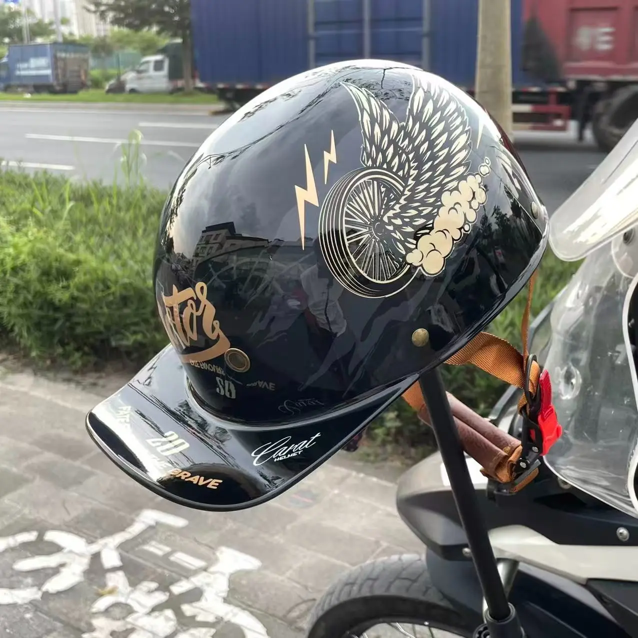 1 Retro Half Helmet, Motorcycle Helmet, Unisex Lightweight, Quick-Release Chin Strap, Airflow Vents and Shock-Absorbing Construction, Perfect for Motorcycling, Scooter Riding, Skate Sports, Classic Aesthetics, Snug Fit and Low-Maintenance Exterior