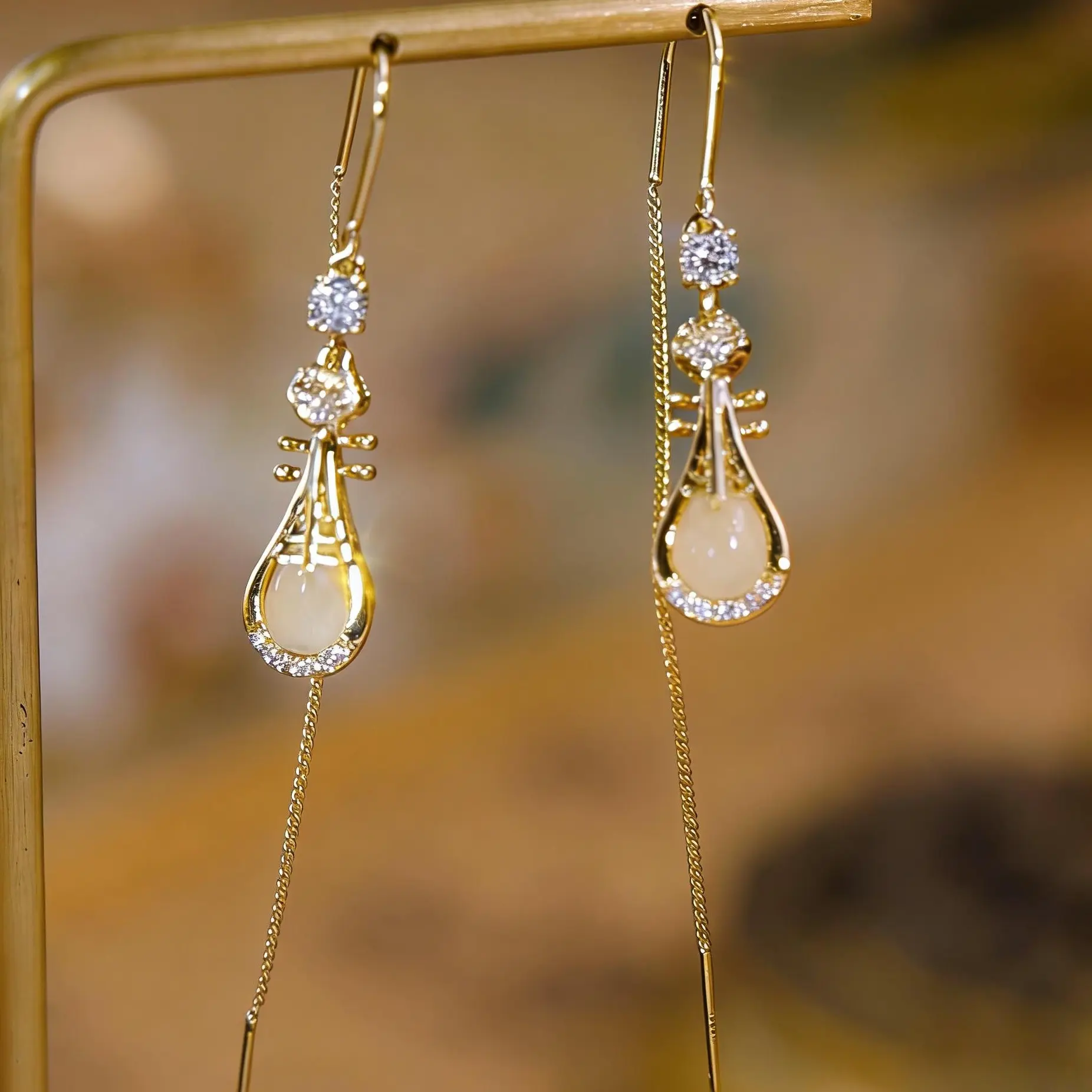 The unique ear wire of the pipa pendant earrings, with an exaggerated drooping design, presents an elegant look.