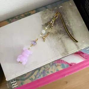 Gummy Bear Bookmark, Booktok Gift, Bookish Lover, Hand Beaded Golden Metal Bookmark