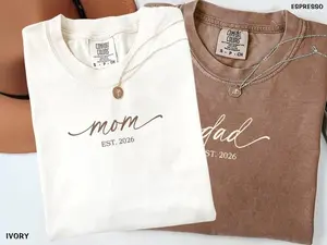 Comfort Colors Mom Dad T-Shirt, Matching Est 2026 Outfit, Custom Pregnancy Reveal Gift, Trendy Maternity Shirt, Baby Announcement, Matching Parent Tee