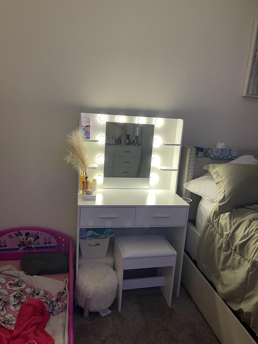 Item: White (with chair)