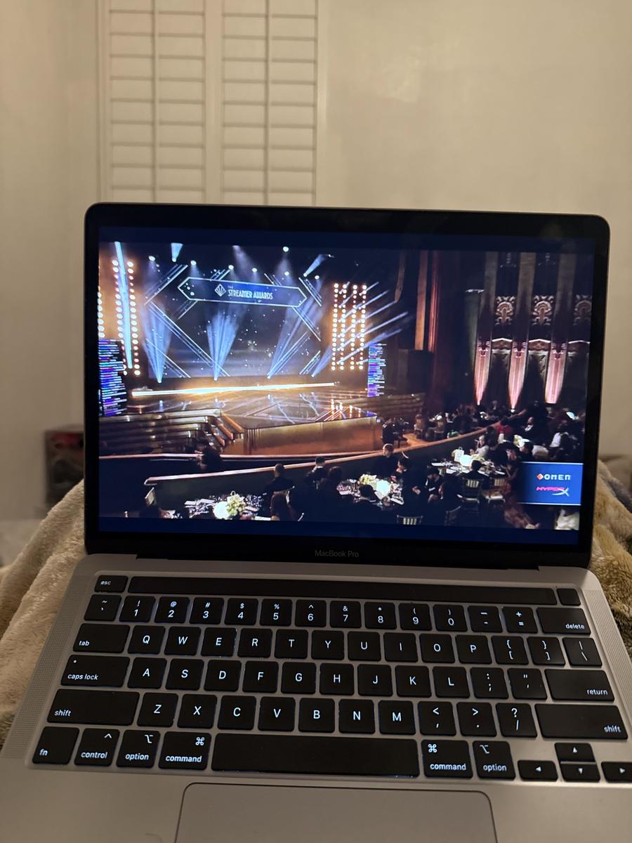 Item: Space Gray, i5 - 8GB, 256GB