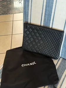 Pre-owned CHANEL Leather Clutches & Wristlets Timeless/Classique Diamon Quilted Soft Clutch Bag in Stunning Condition