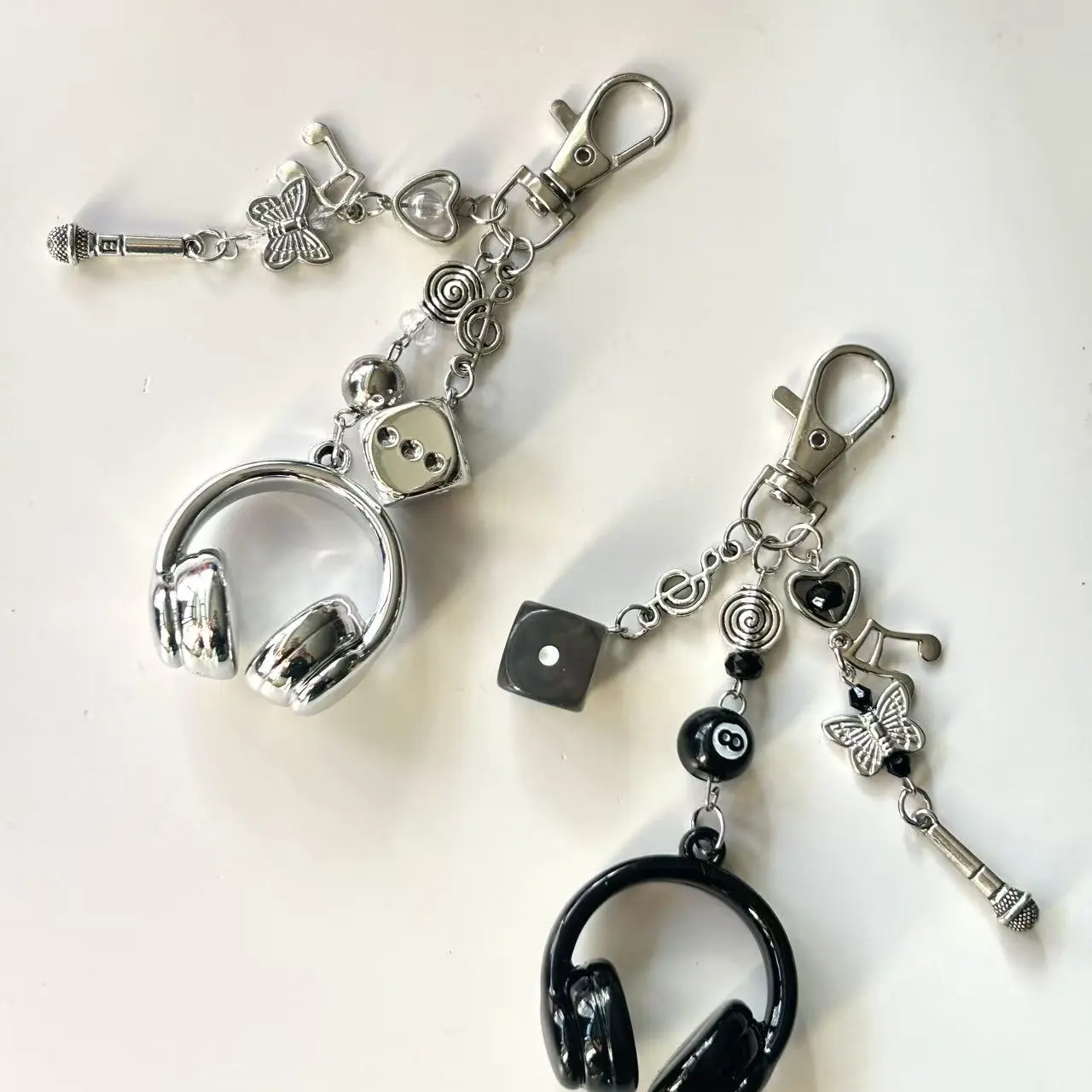 2pcs Ins-Style Music Headphone & Butterfly Charms Fashion Keychain - Bag Chains and Charms, Keyrings, Backpack Accessories, Unisex Pendant with Butterfly Flair, Ideal Couple Gift, 2Pcs Set