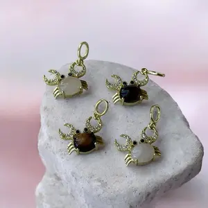 Cangrejo natural stone charm