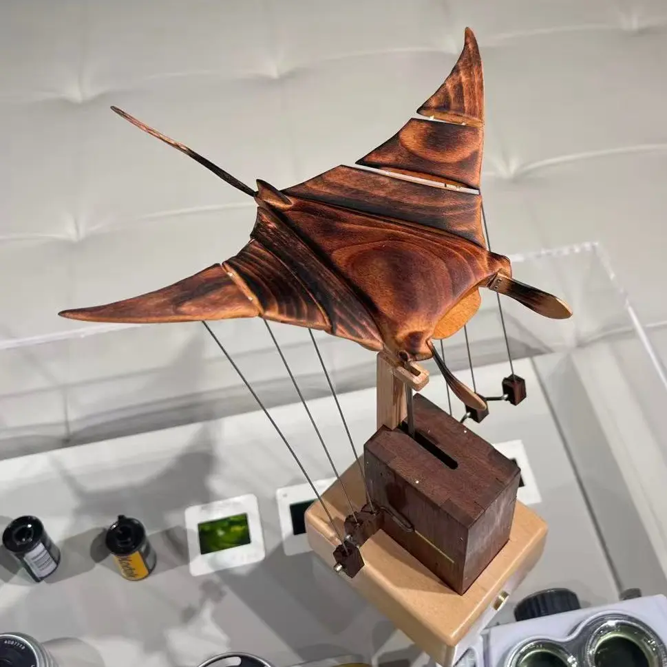 Hand Carved Wooden Flying Manta Ray Figurine, Desktop Statue, Sculpture Desk Decor, Creative Home Decor Solid Wood Ornament for Birthday Gifts