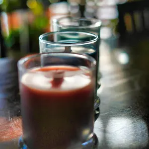 Large Wooden Wick Candle with Glitter Finish Soy Wax Slow Burn Strong Scent for Cozy Atmosphere Long Lasting & Elegant Design