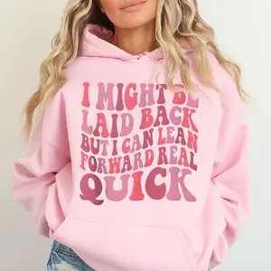 [Made in USA] I Might Be Laid Back But I Can Lean Forward Real Quick Hoodie, Retro Groovy Letter Print Pullover Hoodie, Funny Sarcastic Quote Outfit, Cute Pink Oversized Hoodie, Casual Streetwear Gift for Her Women