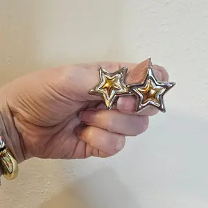 ASTRA – Aretes estrella bicolor de acero inoxidable / ASTRA – Two-tone stainless steel star earrings (Copy)