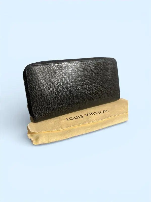 Pre-owned Louis Vuitton leather Small leather goods TAIGA LONG ZIPPY WALLET