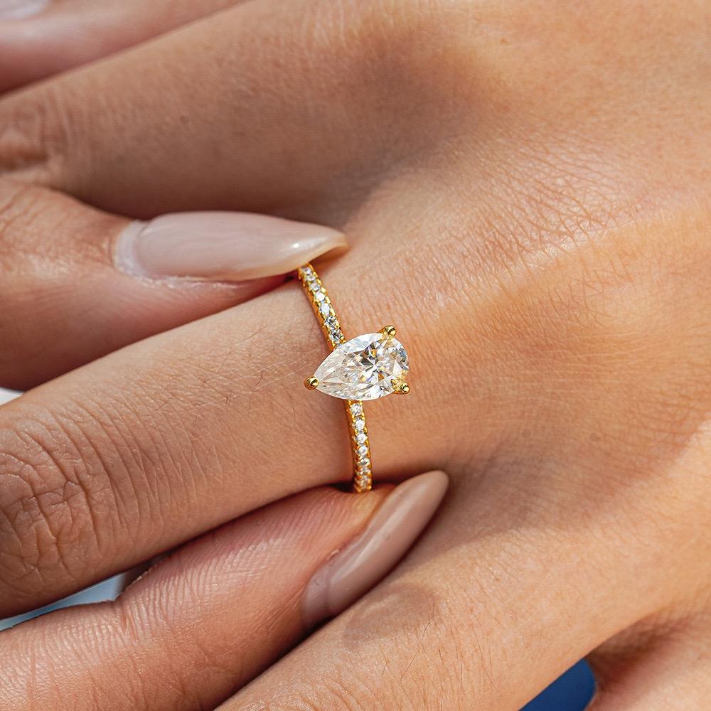 Drinsper Solitaire Pear-Cut S925 1.0ct DVVS Synthetic Moissanite 18K Gold-Plated Sterling Silver Ring for Women Girls Versatile Simple Elegant Style Suitable for Daily Wearing Chrisamas Jewelry Gift for Girlfriend Mom