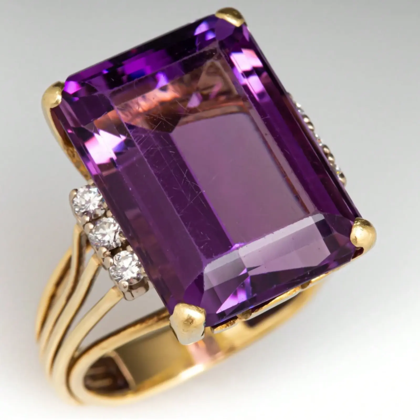 An elegant 18k gold-plated ring, set with a square, polished black zirconia stone in a silver-plated finish, featuring a refined design. Suitable for both men and women.