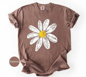 Comfort Colors Daisy Shirt gift for Women Retro Floral Graphic Tee, Flower Print T-Shirt, Gift for Women