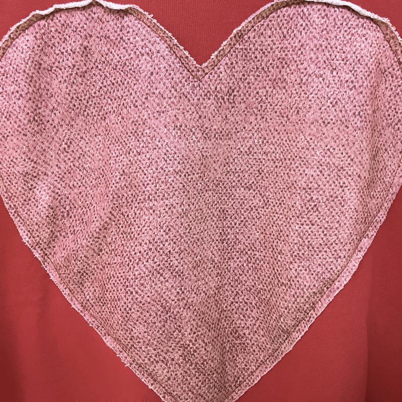 SageVell 100% Cotton Red Heart Patch Sweatshirt Cute Textured Fleece Heart Pullover Cozy Casual Valentine’s Day Top for Women Long Sleeve Loose Fit Round Neck Hoodie