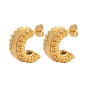 Gear-Edge Stack Huggies – Gold (18 mm)