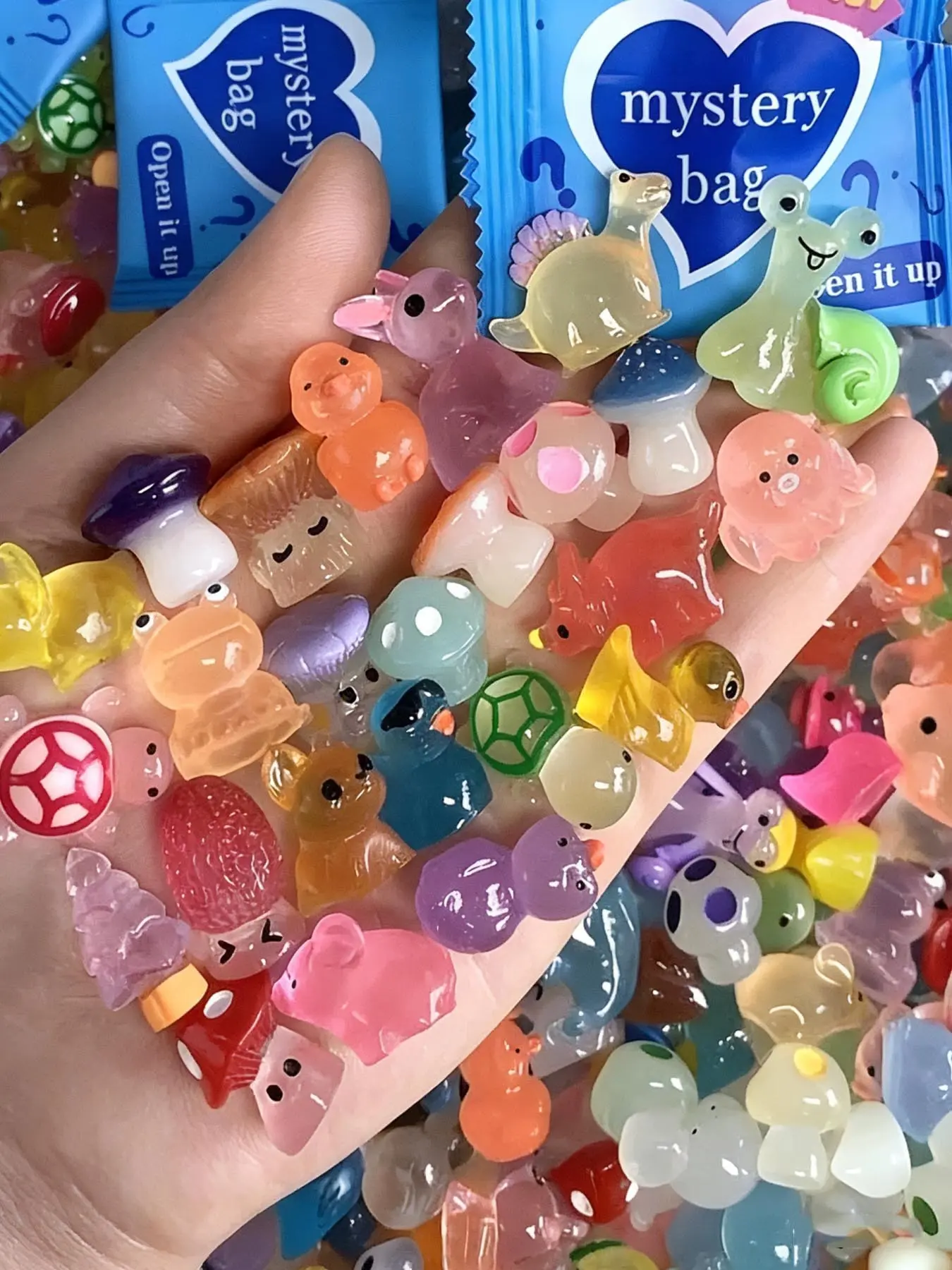20pcs/50pcs Mini Glow in the Dark Animal Resin Models, Decor Figurine, Surprise Mystery Bag, Dollhouse and Fairy Garden Decor, Birthday Party Gift, Handicrafts and Ornaments, Resin Animal Sculptures for Home Decoration