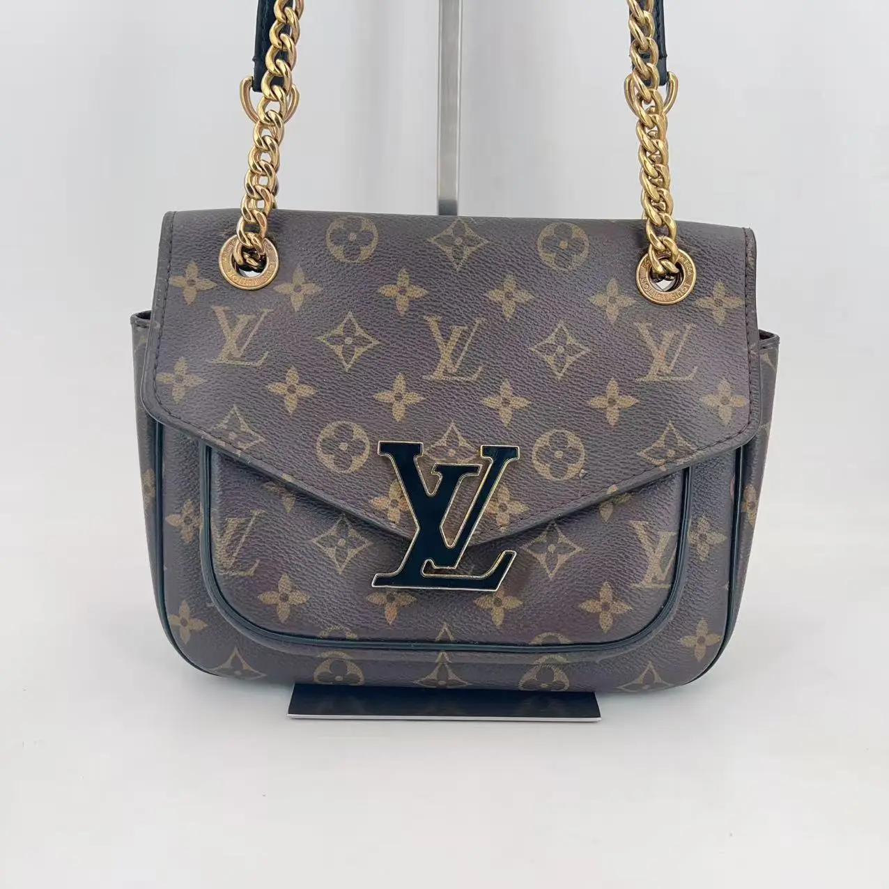 Pre-owned Louis Vuitton leather Crossbody Bags Passy Enameled Shoulder Bag