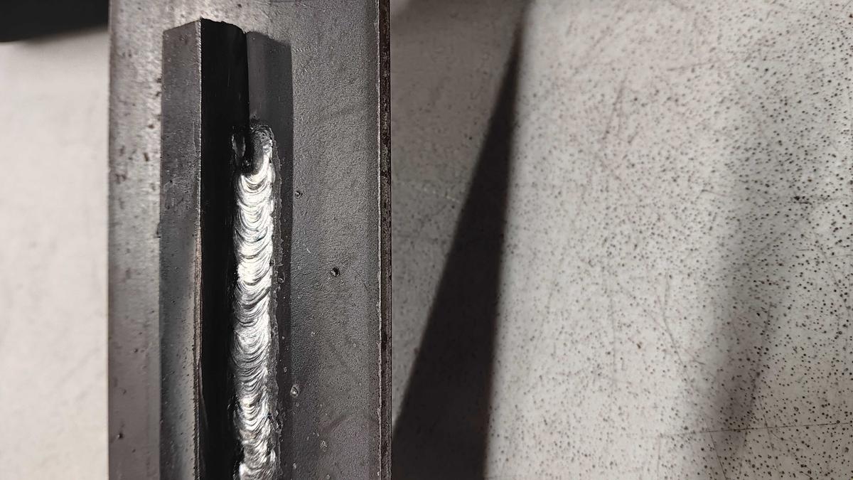 Item: Saker Portable Welding Machine + 20 * Welding Rods