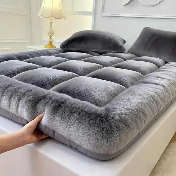 1pc Grey Thickened Mattress Cover Enhance The Happiness Of Sleep In The Bedroom Bed. Say Goodbye to Hard Bed Boards, The Bed Is Twice As Soft, Sturdy And Durable Suitable for Bedrooms, Dormitories And Hotels. The Bed Has Been Refreshed.