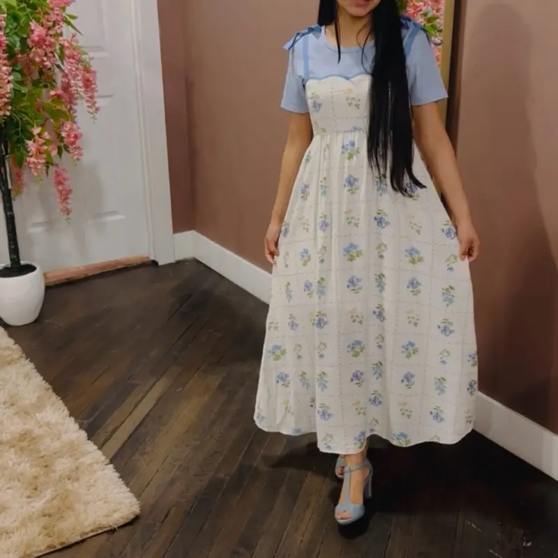 Este es un vestido middi de estilo romántico y femenino, ideal para un look primaveral o de estilo "cottagecore".