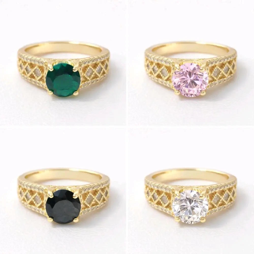 Anillos dorados con piedras altas de diferentes colores . Laminado de alta calidad