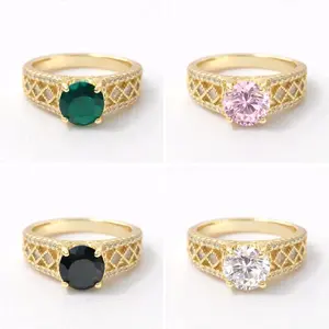 Anillos dorados con piedras altas de diferentes colores . Laminado de alta calidad