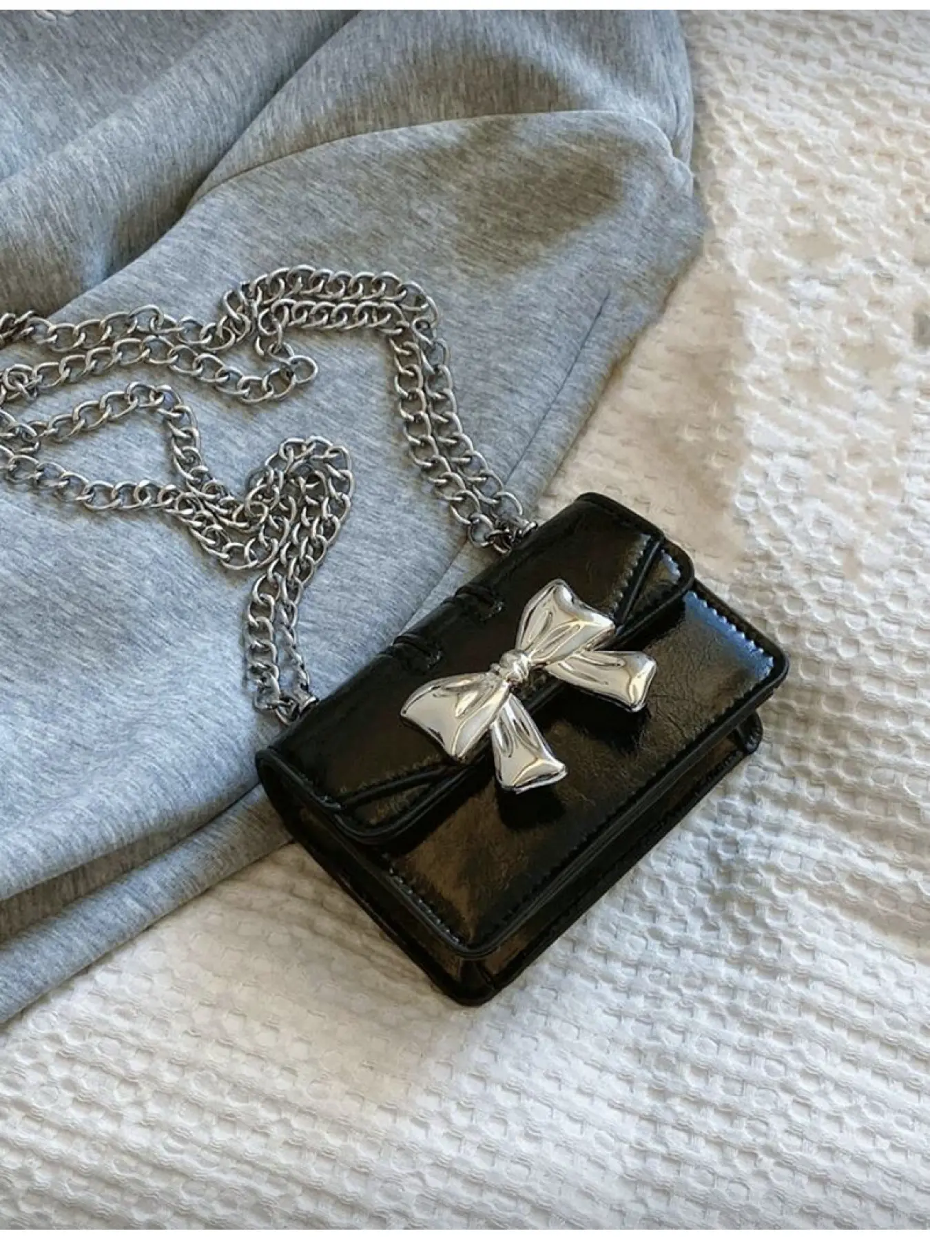Mini Square Crossbody Bag with Metal Bow Decoration, Flap Closure, Double Metal Chain, Lightweight Minimalist Small Shoulder Bag for Women, Daily Casual Style, Fashion Crossbody Bags