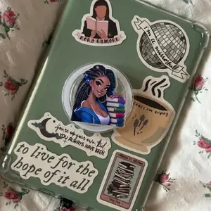 Spunky Black Girl Book Lover Phone Grip, Cute Pop Socket For Readers, Book Girl Aesthetic Phone Grip And Stylish Kindle Accessory