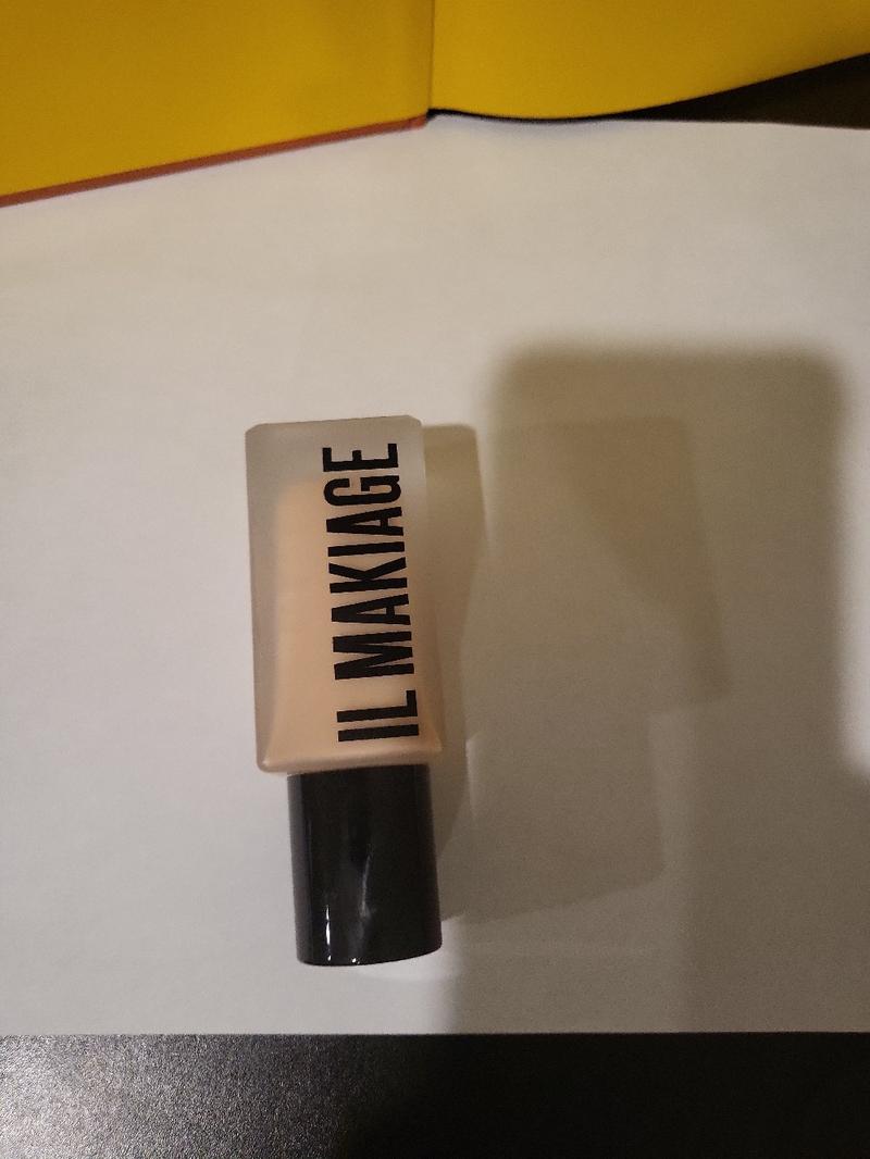 Introducing the IL MAKIAGE Woke Up Like This Flawless Base Foundation - the perfect foundation for a flawless, natural-looking complexion. With 30 ML of product and shade 10, this foundation is ideal for those with light to medium skin tones. Lightweight