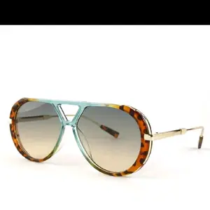 Bold Cobalt Aviator Sunglasses with Gradient Lenses and Tortoise Shell Frame for Stylish Protection