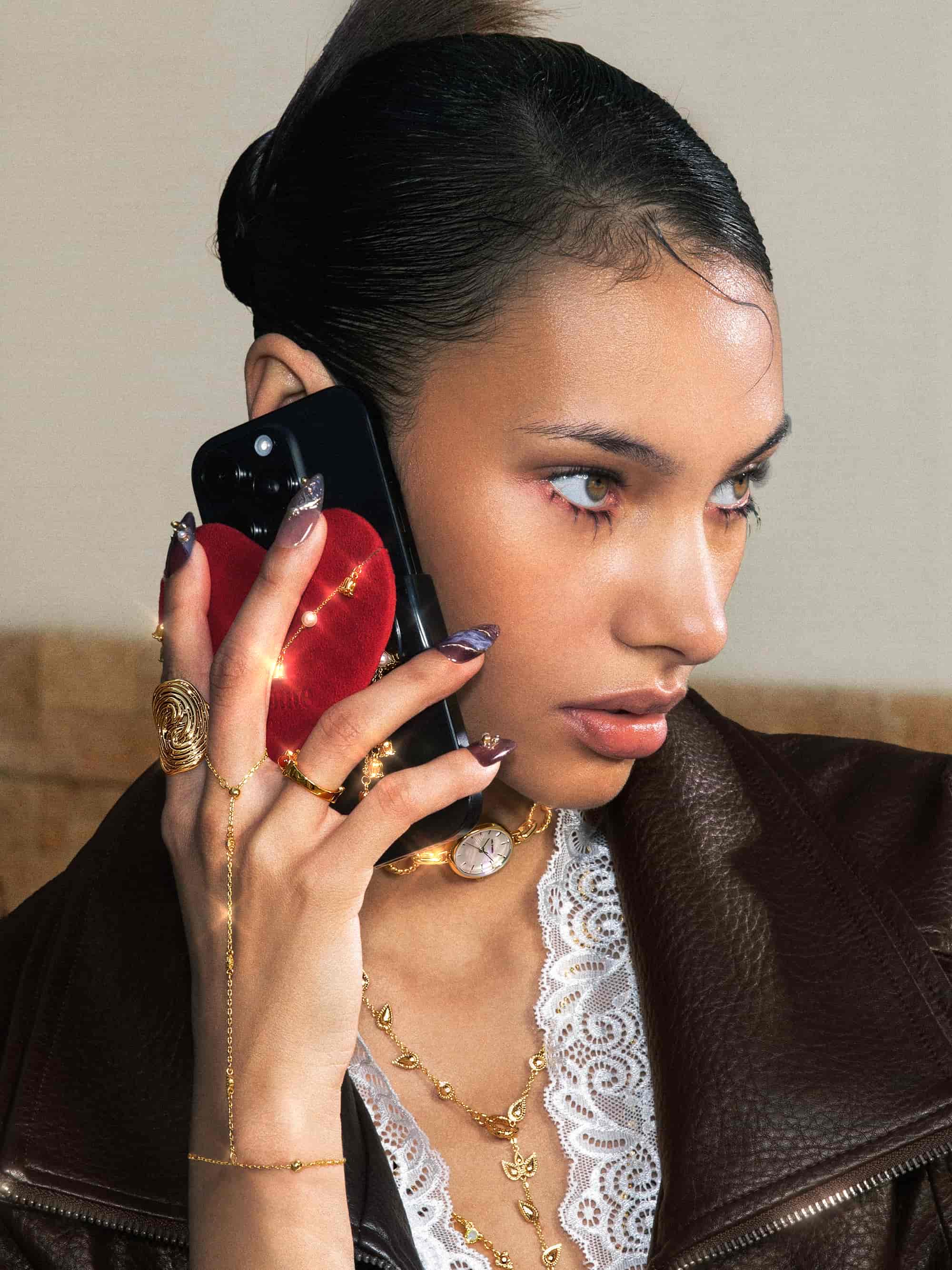 en route Golden Hojas Hand Chain Bracelet, Boho Coin-Inspired Piece with Dainty Beads, Chic Summer Accessory Perfect for Layering or Festival Looks