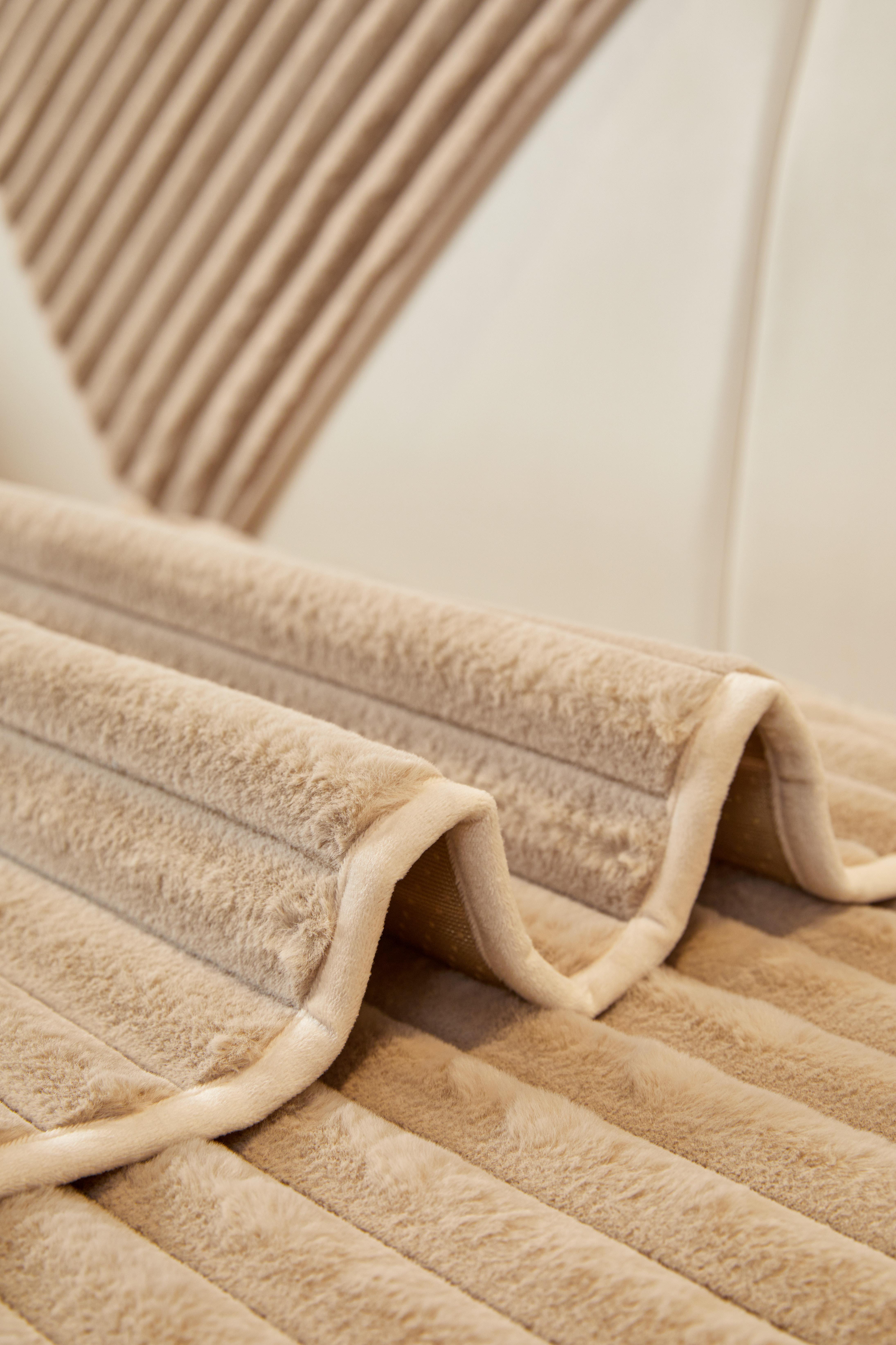 【SlumberHome】Pure Color Sofa Cover, Anti-Slip Sofa Protector, Soft Comfortable Sofa Pillow Case, Decorative Room Accessory for Living Room, Reusable Home Furniture Protection Durable Cushions couch cover for sofa