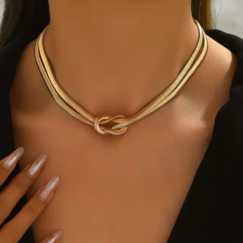 One Piece of VintageGolden Knot Snake Chain Choker, a Striking Piece of Jewelry ThatServes As a Versatile Daily Accessory, Ideal for Both Casual WearAnd Sophisticated Outfits, Making It a Great Gift for Those WhoAppreciate Timeless Style
