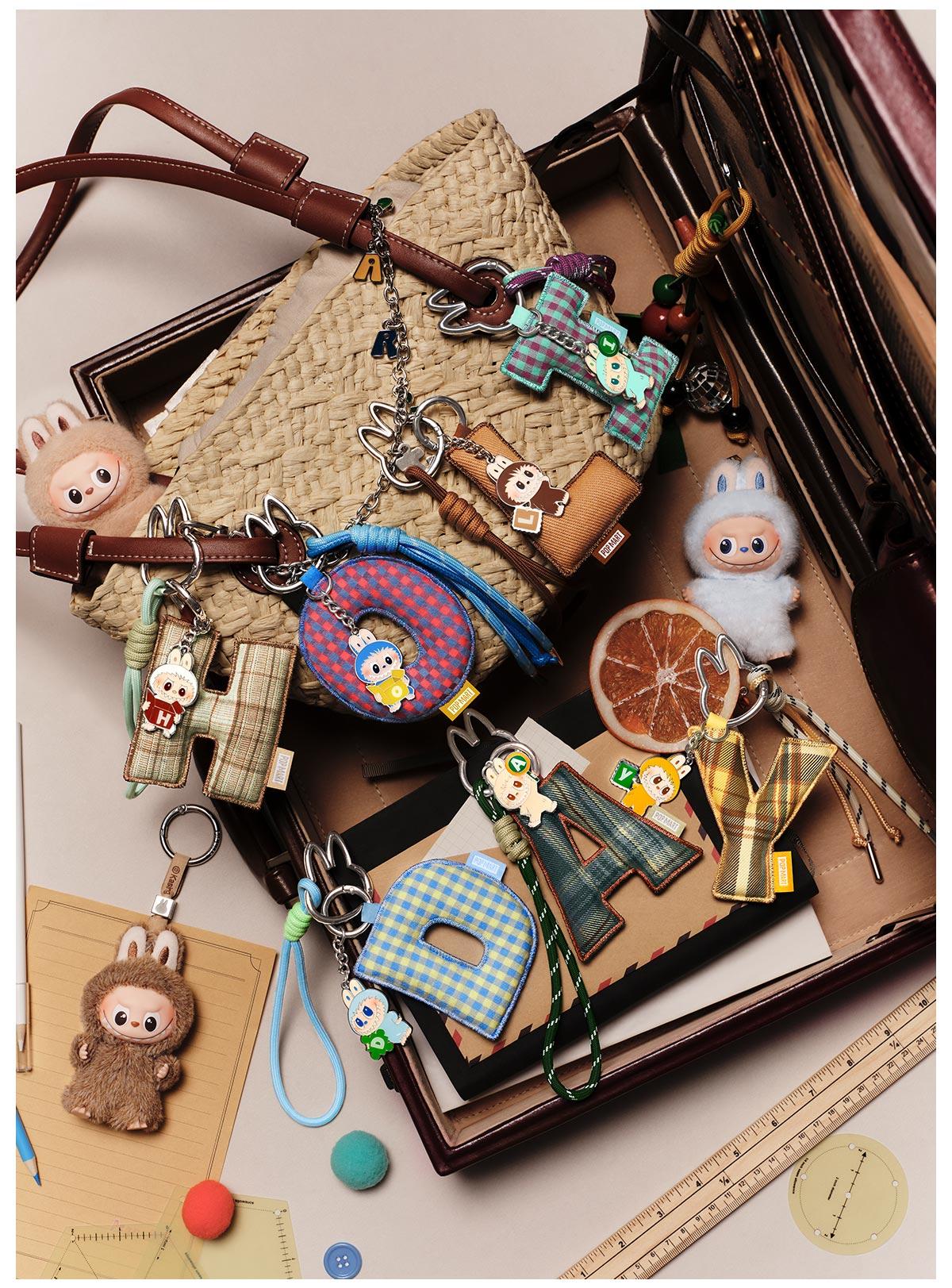 [Spanish] – THE MONSTERS Pin for Love Series – Colgante de Letras, Caja Sorpresa (A-M)