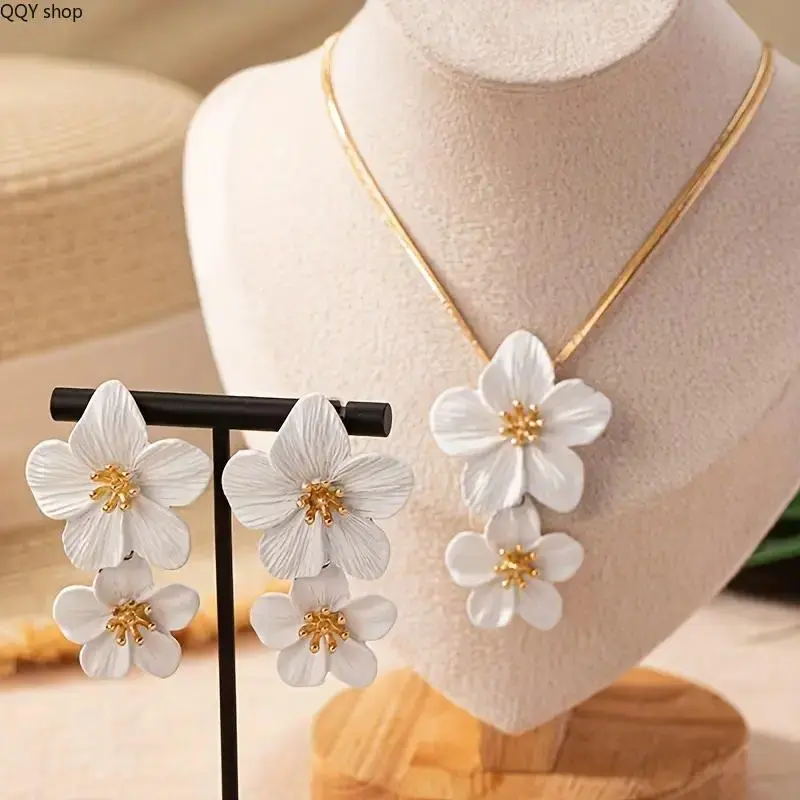 Elegant Flower Pendant Necklace and Earrings Set for Women, Classic Floral Fashion Jewelry Kit, Versatile All-Match Ear and Neck Accessories, Ideal for Daily Wear, Parties, Holiday Travel and Festive Gifts