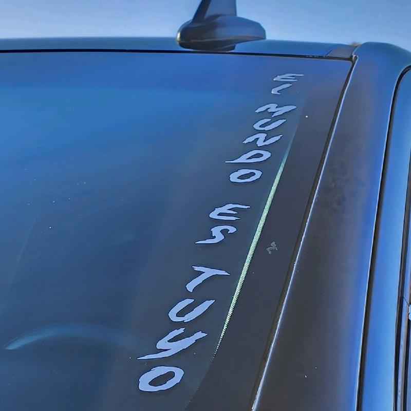 El Mundo Es Tuyo Decal