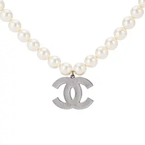 Pre-owned Chanel Faux Pearl Necklace with Textured Silver Tone CC Pendant JLP010672