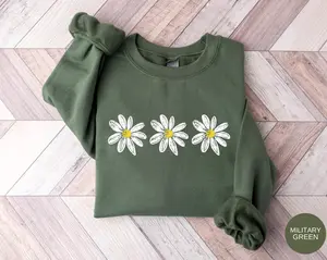 Daisy Sweatshirt, Spring Flower Sweatshirt for Women Cozy Floral Pullover, Retro Flower Sweatshirt, Aesthetic Boho Floral Women Sweatshirt