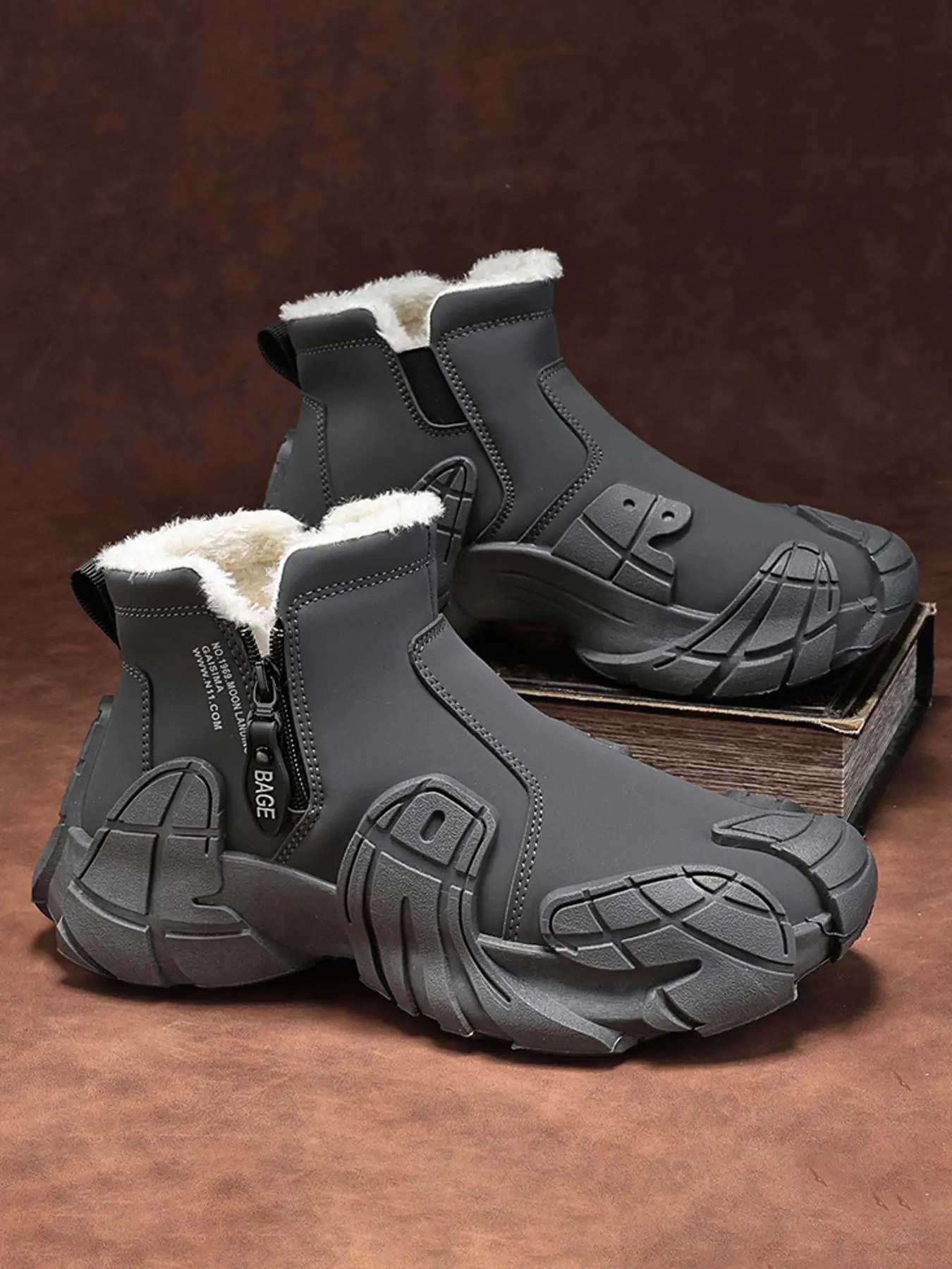 A pair of men's fashion chunky-soled sneakers Lined for warmth Waterproof and windproof closed outdoor hiking boots Casual Warm Boots Walking Shoes Footwear Daily wear boots Weatherproof Footwear Perfect for everyday wear