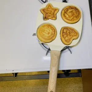 4-Cup Heart-Shaped Nonstick Egg Frying Pan - Silicone-Coated, Oil-Saving, Compact Kitchen Supplies with Wooden Handle, Multi-Section Omelet Maker for Eggs, Pancakes, Burgers, Easy-Clean Cookware (Wedding Gift Suitable), Campers