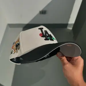 Los Angeles Dodgers New Era 9FORTY Adjustable Baseball Cap – Cream & Black Curved Brim Hat with Embroidered LA Logo & Rose Detail, MLB Premium Streetwear, Limited Edition 2025 Urban Streetwear Gorra premium, moda urbana para hombres y mujeres