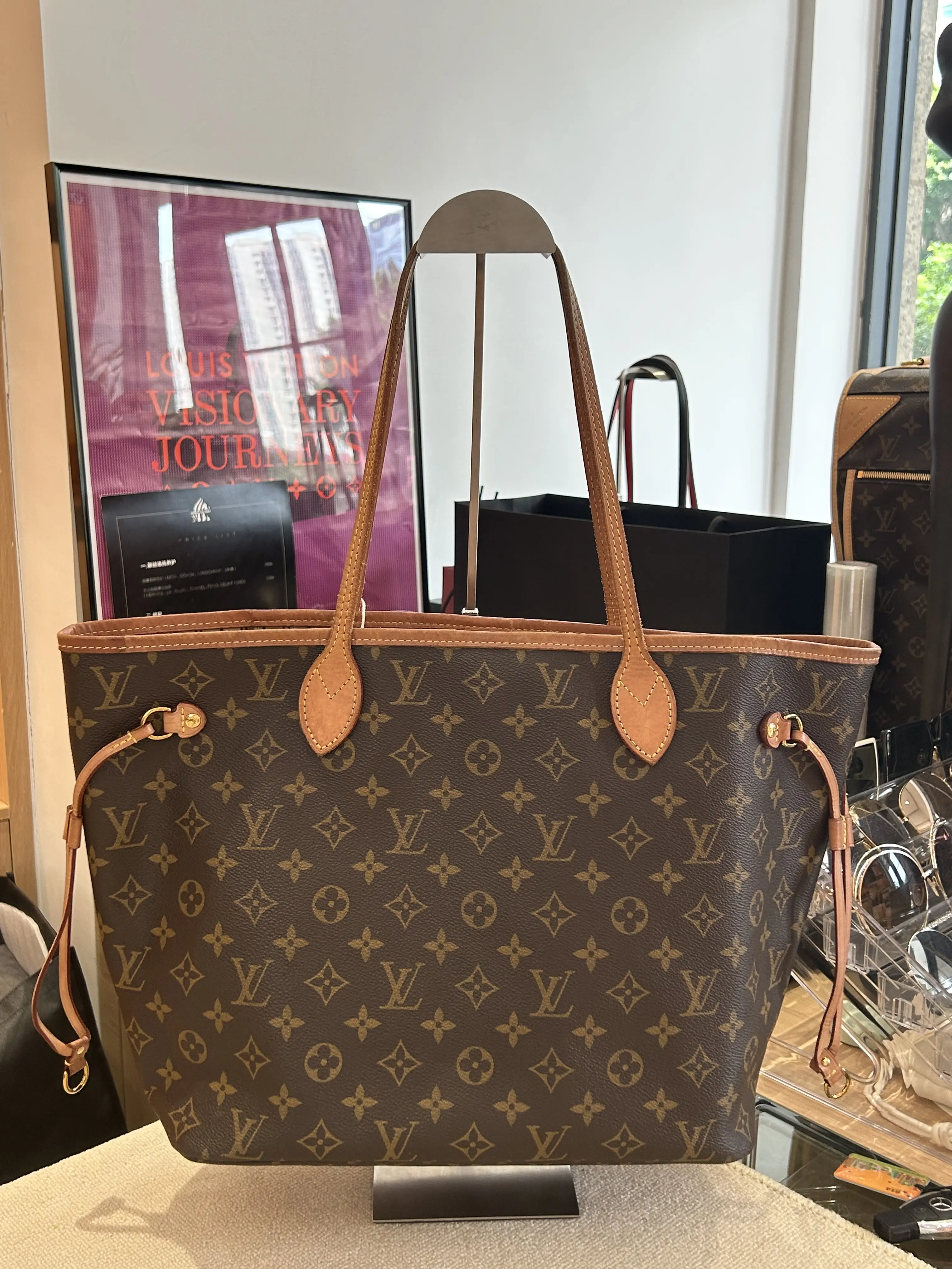 Pre-owned Louis Vuitton Neverfull MM Monogram Tote Bag with Pouch, Iconic Look, Spacious Interior