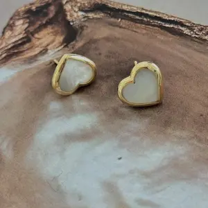 Elegant 14 Karat Gold Heart Stud Earrings with Mother of Pearl Inlay for Women's Fashion