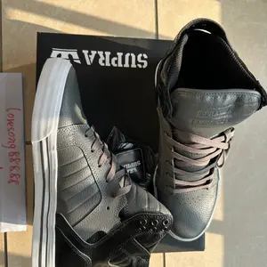 Supra Skytop Men’s Mid High Top Skateboard Shoes Black Gray Full Leather Lychee Pattern Versatile