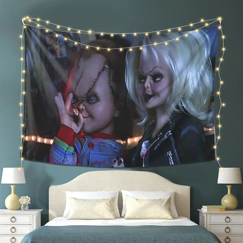 Tapestry Bride of Chucky Inspired Tapestry - High-End Print Wall Hanging with Chucky & Tiffany Horror Art Design, Perfect for Living Room, Bedroom, Office Decor |       Unique Gift Idea for Halloween or Horror Fans, Party Decoration |       Dark AeTapestr