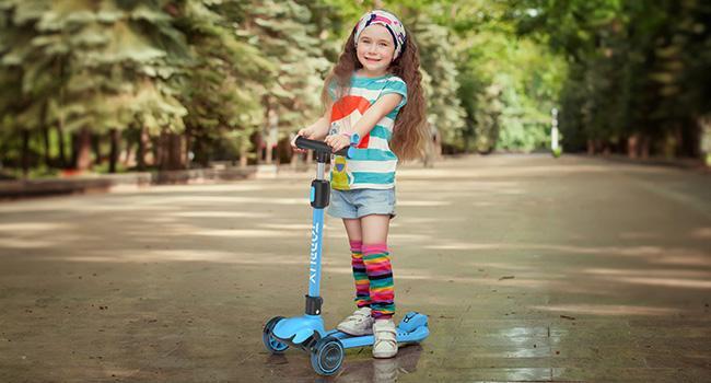Kids Scooter for Ages 3-12 with Multi-Gear Handlebar Adjustment, Light Up Wheels, Lean-To-Steer Design & Widen Anti-Slip Deck